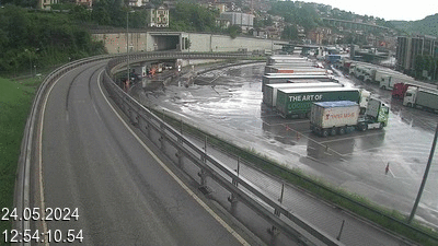 Webcam à la frontière entre la Suisse et l'Italie. Vue sur le parking camions du poste frontière de l'A2 en Suisse à Chiasso