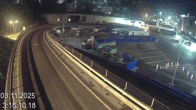 Webcam à la frontière entre la Suisse et l'Italie. Vue sur le parking camions du poste frontière de l'A2 en Suisse à Chiasso