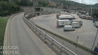 Webcam à la frontière entre la Suisse et l'Italie. Vue sur le parking camions du poste frontière de l'A2 en Suisse à Chiasso