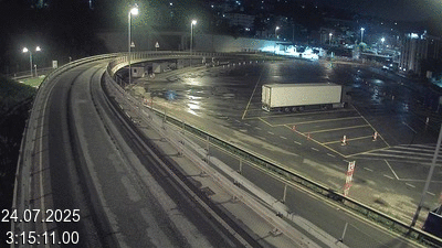 Webcam à la frontière entre la Suisse et l'Italie. Vue sur le parking camions du poste frontière de l'A2 en Suisse à Chiasso