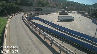 Webcam à la frontière entre la Suisse et l'Italie. Vue sur le parking camions du poste frontière de l'A2 en Suisse à Chiasso