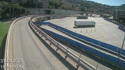 Webcam à la frontière entre la Suisse et l'Italie. Vue sur le parking camions du poste frontière de l'A2 en Suisse à Chiasso