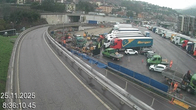 Webcam à la frontière entre la Suisse et l'Italie. Vue sur le parking camions du poste frontière de l'A2 en Suisse à Chiasso