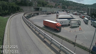 Webcam à la frontière entre la Suisse et l'Italie. Vue sur le parking camions du poste frontière de l'A2 en Suisse à Chiasso