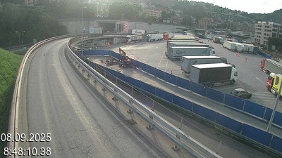 Webcam à la frontière entre la Suisse et l'Italie. Vue sur le parking camions du poste frontière de l'A2 en Suisse à Chiasso