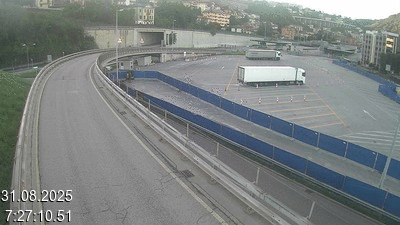 Webcam à la frontière entre la Suisse et l'Italie. Vue sur le parking camions du poste frontière de l'A2 en Suisse à Chiasso
