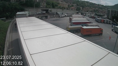 Webcam à la frontière entre la Suisse et l'Italie. Vue sur le parking camions du poste frontière de l'A2 en Suisse à Chiasso