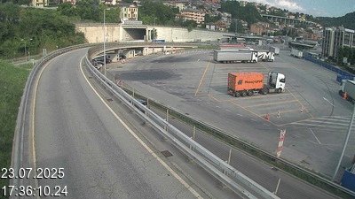 Webcam à la frontière entre la Suisse et l'Italie. Vue sur le parking camions du poste frontière de l'A2 en Suisse à Chiasso