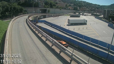 <h2>Webcam à la frontière entre la Suisse et l'Italie. Vue sur le parking camions du poste frontière de l'A2 en Suisse à Chiasso</h2>