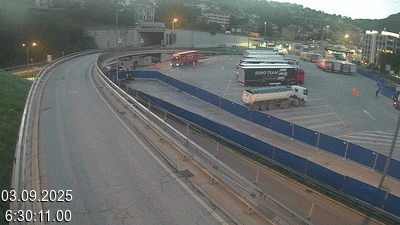 <h2>Webcam à la frontière entre la Suisse et l'Italie. Vue sur le parking camions du poste frontière de l'A2 en Suisse à Chiasso</h2>