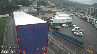 Webcam à la frontière entre la Suisse et l'Italie. Vue sur le parking camions du poste frontière de l'A2 en Suisse à Chiasso