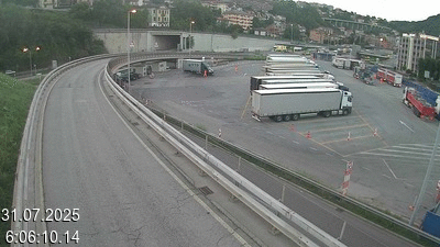 Webcam à la frontière entre la Suisse et l'Italie. Vue sur le parking camions du poste frontière de l'A2 en Suisse à Chiasso