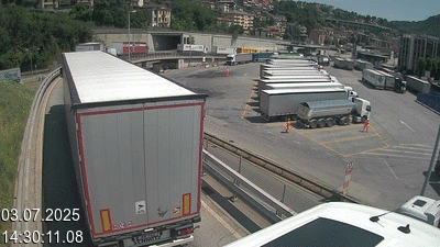 Webcam à la frontière entre la Suisse et l'Italie. Vue sur le parking camions du poste frontière de l'A2 en Suisse à Chiasso