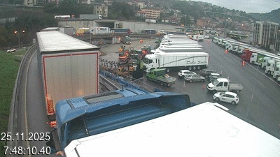 Webcam à la frontière entre la Suisse et l'Italie. Vue sur le parking camions du poste frontière de l'A2 en Suisse à Chiasso