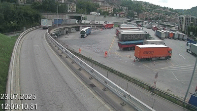 Webcam à la frontière entre la Suisse et l'Italie. Vue sur le parking camions du poste frontière de l'A2 en Suisse à Chiasso