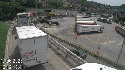 Webcam à la frontière entre la Suisse et l'Italie. Vue sur le parking camions du poste frontière de l'A2 en Suisse à Chiasso