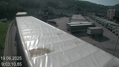 Webcam à la frontière entre la Suisse et l'Italie. Vue sur le parking camions du poste frontière de l'A2 en Suisse à Chiasso