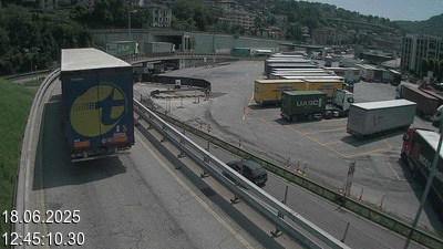 Webcam à la frontière entre la Suisse et l'Italie. Vue sur le parking camions du poste frontière de l'A2 en Suisse à Chiasso