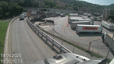 Webcam à la frontière entre la Suisse et l'Italie. Vue sur le parking camions du poste frontière de l'A2 en Suisse à Chiasso