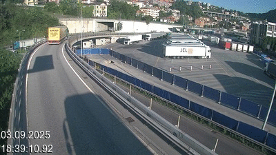 <h2>Webcam à la frontière entre la Suisse et l'Italie. Vue sur le parking camions du poste frontière de l'A2 en Suisse à Chiasso</h2>
