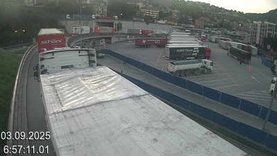 Webcam à la frontière entre la Suisse et l'Italie. Vue sur le parking camions du poste frontière de l'A2 en Suisse à Chiasso