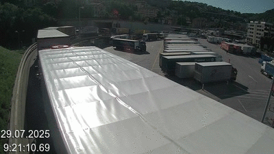 Webcam à la frontière entre la Suisse et l'Italie. Vue sur le parking camions du poste frontière de l'A2 en Suisse à Chiasso