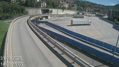 <h2>Webcam à la frontière entre la Suisse et l'Italie. Vue sur le parking camions du poste frontière de l'A2 en Suisse à Chiasso</h2>