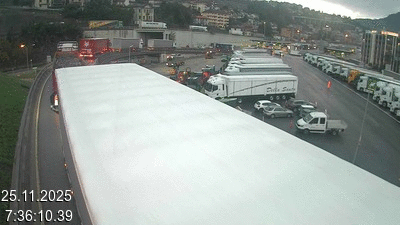 Webcam à la frontière entre la Suisse et l'Italie. Vue sur le parking camions du poste frontière de l'A2 en Suisse à Chiasso