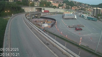 Webcam à la frontière entre la Suisse et l'Italie. Vue sur le parking camions du poste frontière de l'A2 en Suisse à Chiasso