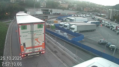 Webcam à la frontière entre la Suisse et l'Italie. Vue sur le parking camions du poste frontière de l'A2 en Suisse à Chiasso