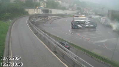 <h2>Webcam à la frontière entre la Suisse et l'Italie. Vue sur le parking camions du poste frontière de l'A2 en Suisse à Chiasso</h2>