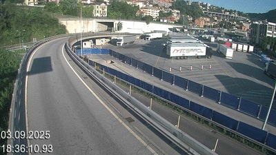 <h2>Webcam à la frontière entre la Suisse et l'Italie. Vue sur le parking camions du poste frontière de l'A2 en Suisse à Chiasso</h2>