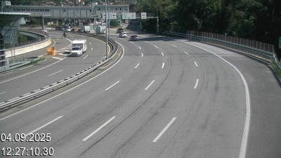 Webcam à la frontière entre la Suisse et l'Italie. Vue orientée vers le poste de contrôle des voitures depuis l'A2 en Suisse à Chiasso vers Como
