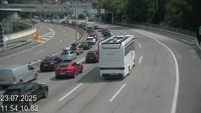 Webcam à la frontière entre la Suisse et l'Italie. Vue orientée vers le poste de contrôle des voitures depuis l'A2 en Suisse à Chiasso vers Como
