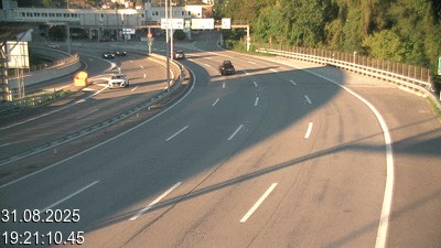 Webcam à la frontière entre la Suisse et l'Italie. Vue orientée vers le poste de contrôle des voitures depuis l'A2 en Suisse à Chiasso vers Como