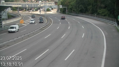 Webcam à la frontière entre la Suisse et l'Italie. Vue orientée vers le poste de contrôle des voitures depuis l'A2 en Suisse à Chiasso vers Como