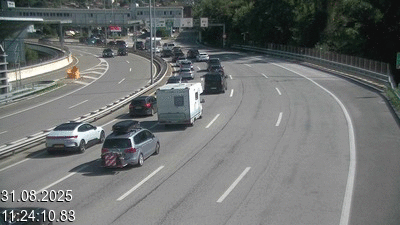 Webcam à la frontière entre la Suisse et l'Italie. Vue orientée vers le poste de contrôle des voitures depuis l'A2 en Suisse à Chiasso vers Como