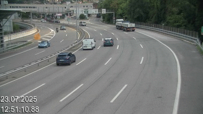 Webcam à la frontière entre la Suisse et l'Italie. Vue orientée vers le poste de contrôle des voitures depuis l'A2 en Suisse à Chiasso vers Como