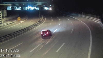 Webcam à la frontière entre la Suisse et l'Italie. Vue orientée vers le poste de contrôle des voitures depuis l'A2 en Suisse à Chiasso vers Como
