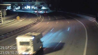 Webcam à la frontière entre la Suisse et l'Italie. Vue orientée vers le poste de contrôle des voitures depuis l'A2 en Suisse à Chiasso vers Como