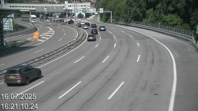 Webcam à la frontière entre la Suisse et l'Italie. Vue orientée vers le poste de contrôle des voitures depuis l'A2 en Suisse à Chiasso vers Como