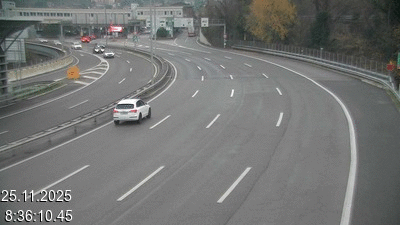 Webcam à la frontière entre la Suisse et l'Italie. Vue orientée vers le poste de contrôle des voitures depuis l'A2 en Suisse à Chiasso vers Como