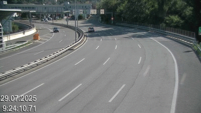 Webcam à la frontière entre la Suisse et l'Italie. Vue orientée vers le poste de contrôle des voitures depuis l'A2 en Suisse à Chiasso vers Como