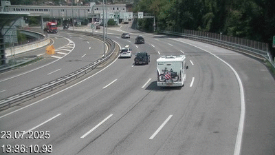 Webcam à la frontière entre la Suisse et l'Italie. Vue orientée vers le poste de contrôle des voitures depuis l'A2 en Suisse à Chiasso vers Como