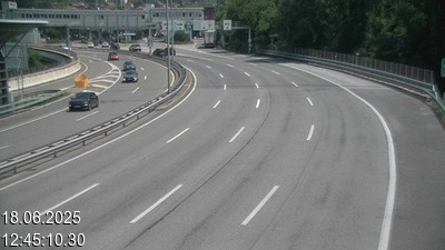 Webcam à la frontière entre la Suisse et l'Italie. Vue orientée vers le poste de contrôle des voitures depuis l'A2 en Suisse à Chiasso vers Como