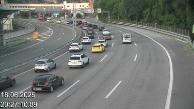 Webcam à la frontière entre la Suisse et l'Italie. Vue orientée vers le poste de contrôle des voitures depuis l'A2 en Suisse à Chiasso vers Como