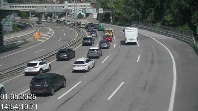 Webcam à la frontière entre la Suisse et l'Italie. Vue orientée vers le poste de contrôle des voitures depuis l'A2 en Suisse à Chiasso vers Como