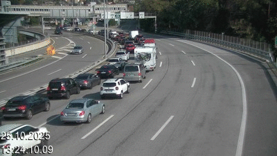 Webcam à la frontière entre la Suisse et l'Italie. Vue orientée vers le poste de contrôle des voitures depuis l'A2 en Suisse à Chiasso vers Como