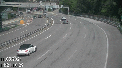 Webcam à la frontière entre la Suisse et l'Italie. Vue orientée vers le poste de contrôle des voitures depuis l'A2 en Suisse à Chiasso vers Como