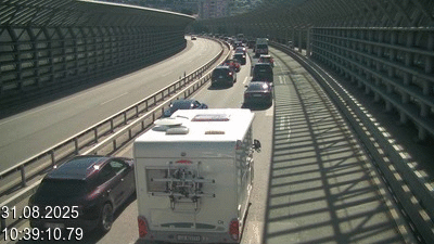 <h2>Webcam sur l'A2 en Suisse, à 1 kilomètre de la frontière avec l'Italie. Vue orientée vers Come</h2>